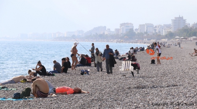 Türkiye kışa hazırlanırken, Antalya yazı yaşıyor