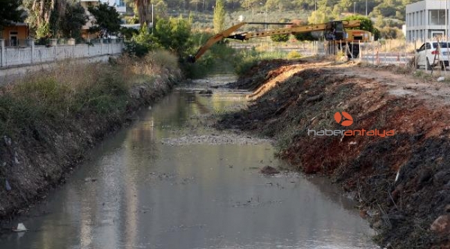 Antalya'da yağmursuyu kanalları temizleniyor