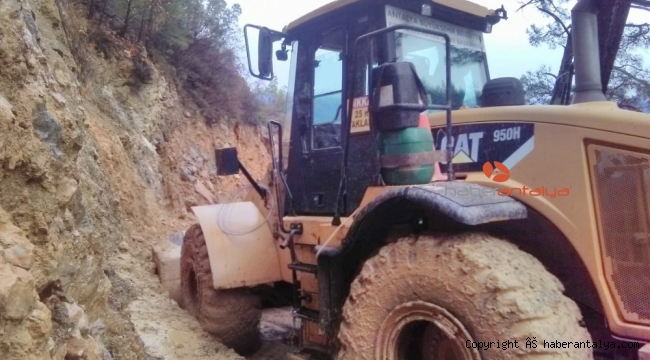 Alanya'da heyelanın kapattığı yol açıldı