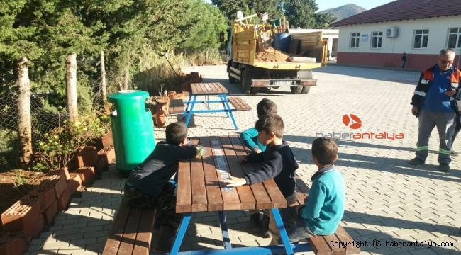 Alanya'da okul ve camilere bank ve piknik masası