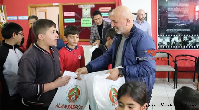 Alanyaspor ürünleri ortaokul öğrencilerine dağıtıldı