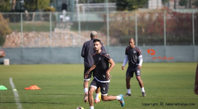 Alanyaspor'da üç isim takımla çalıştı