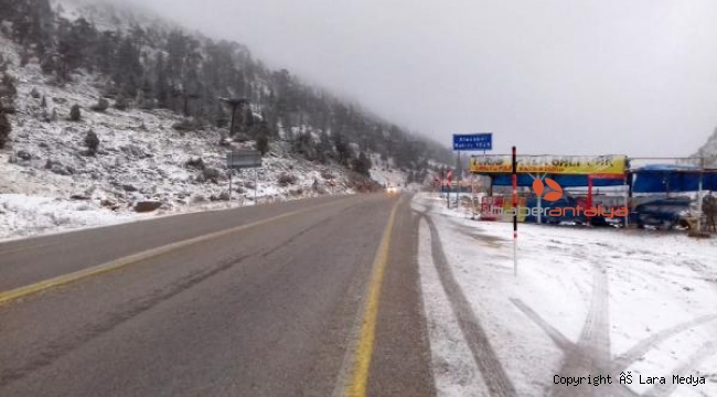 Antalya- Konya yolunda kar yağışı