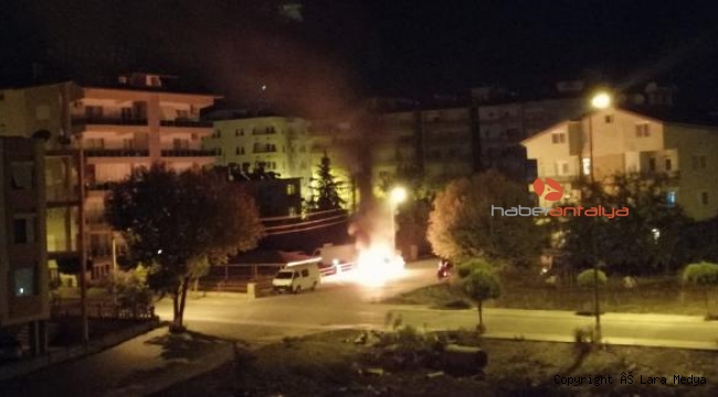 ANTALYA'DA 3 otomobil kundaklandı