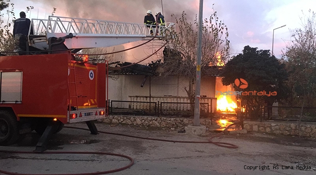 Antalya'da çıkan yangında 2 ev kullanılamaz hale geldi