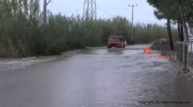 Antalya'da taşan dere yolu kapattı, vatandaşlar evine dönmekte zorlandı