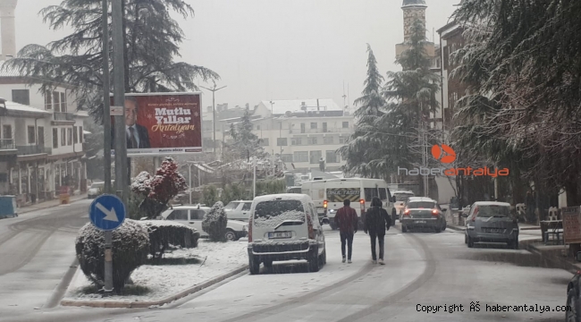 Antalya 'nın Korkuteli ilçesinde kar kalınlığı 25 santime ulaştı, elektrikler kesildi