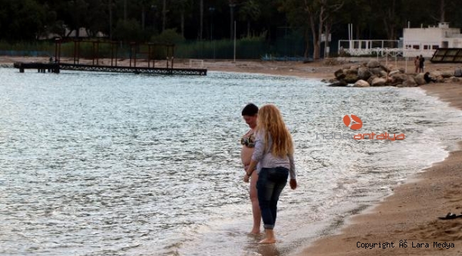 Antalya'da aralık ayında turistlerin deniz keyfi