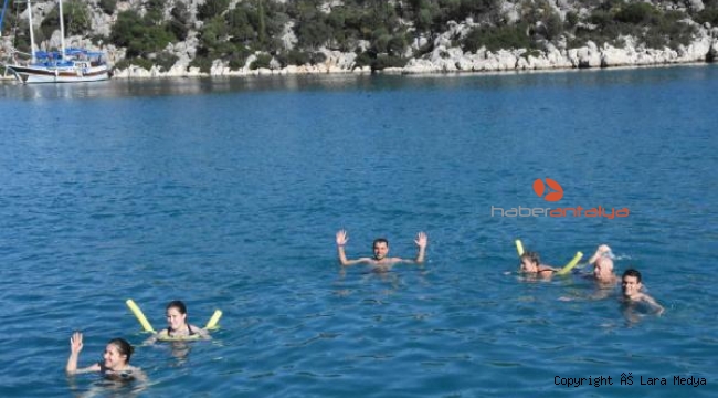 Antalya'da tatilcilerin deniz keyfi