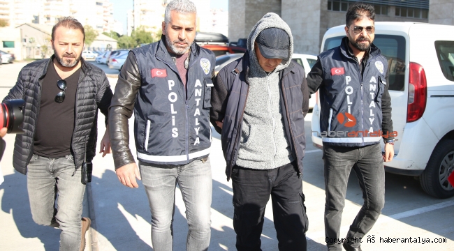Bankada rehin alınan güvenlik görevlisi yardımcı olacağını söyleyip, çalışanları çıkarttırmış