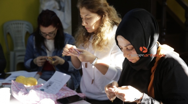 Bebeği için organik oyuncak yapıyor