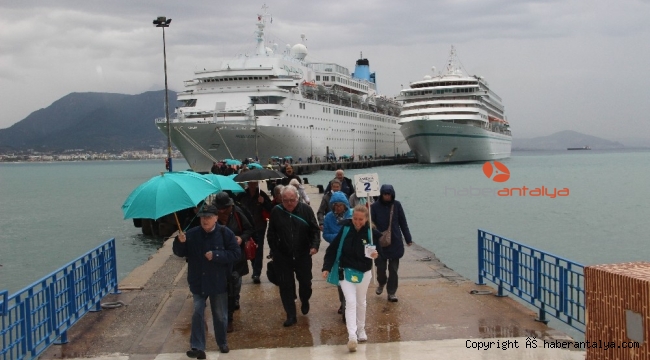 Bir günde iki lüks gemiyle 2 bin turist geldi
