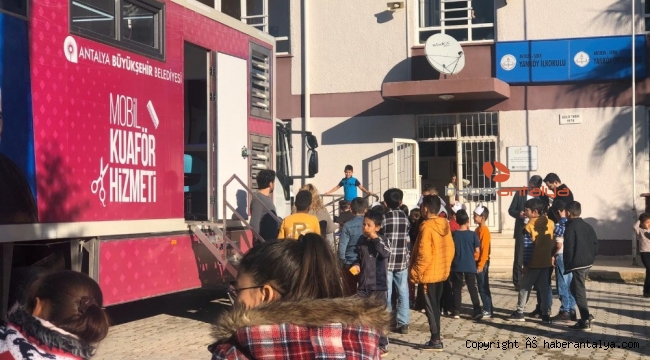 Büyükşehir'in Mobil Kuaför Tırı ilçeleri geziyor