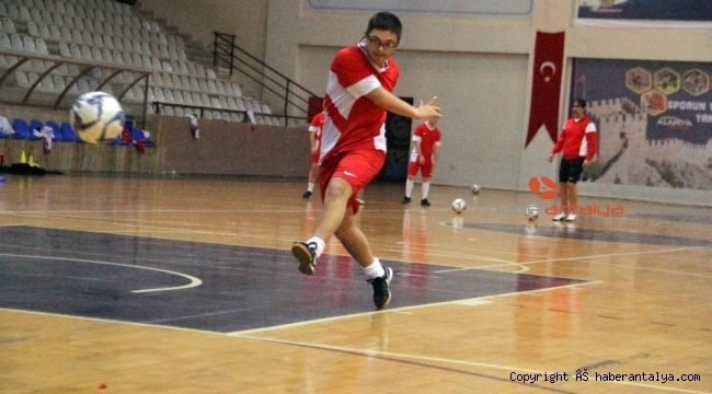 Down Sendromlular Futsal Milli Takımı Alanya'da hazırlıklarını sürdürüyor
