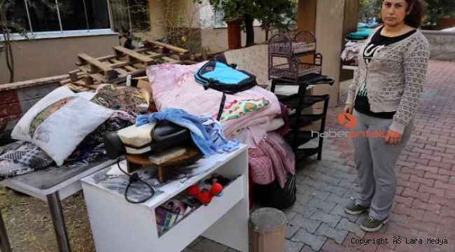 Evi kundaklanan kadın, iki çocuğuyla yardım bekliyor
