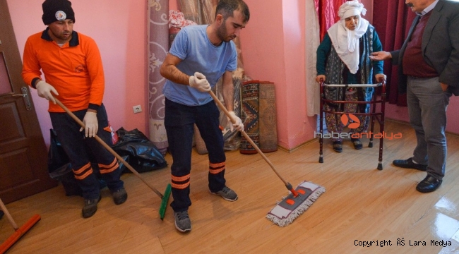 Evini su basan yaşlı kadına yardım eli