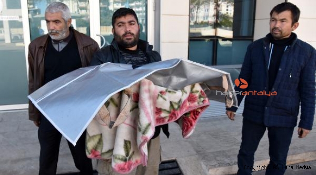 Fakirlik böyle bir şey ..Minik kızının cenazesini battaniyeye sarıp, götürdü