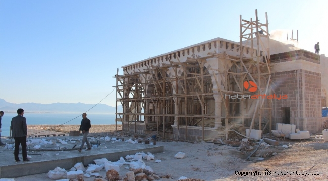 Finike Eroğlu Nuri Camii yükseliyor