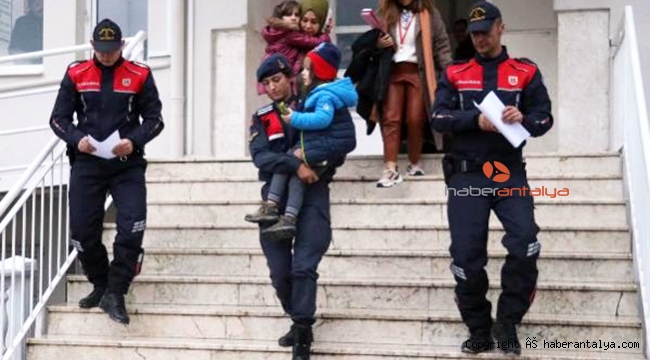 Jandarma, Rus annenin çocuklarını bulmak için mevsimlik işçi olmuş