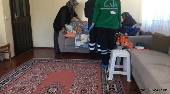 Kemer Belediyesi yaşlı vatandaşların evlerinde bakımlarını yapıyor