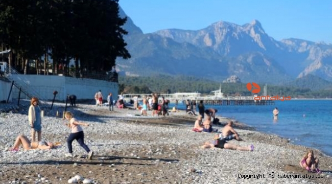 Kemer'de tatilciler aralık ayında deniz keyfi yaptı