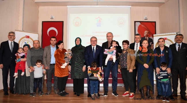 'Koruyucu Aile' projesi Antalya'da 182 çocuğu aileyle buluşturdu