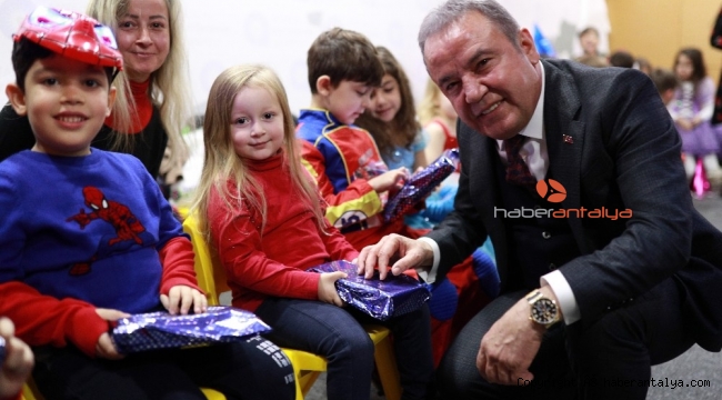 Kreşli minikler yeni yılı Başkan Böcek'le kutladı