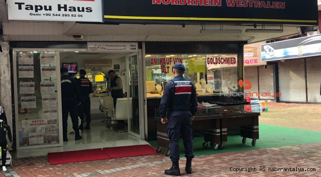 Kuyumcu dükkanına çatıdan girmek isteyen hırsız suçüstü yakalandı