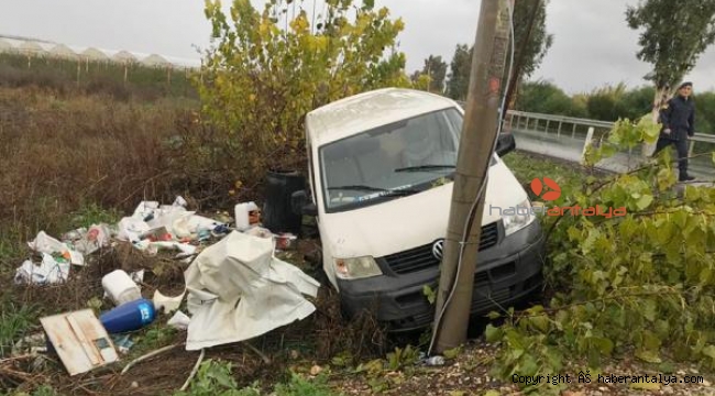 Minibüs direğe çarptı: 1 yaralı
