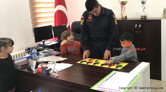 Minik öğrenciler Jandarma Komutanıyla oyun oynadı