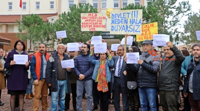 Öğretmenleri işi bırakan kolejin velileri, İl Milli Eğitim Müdürlüğü önünde toplandı