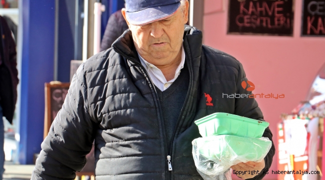 Onu gören kedi ve köpekler esas duruşa geçiyor