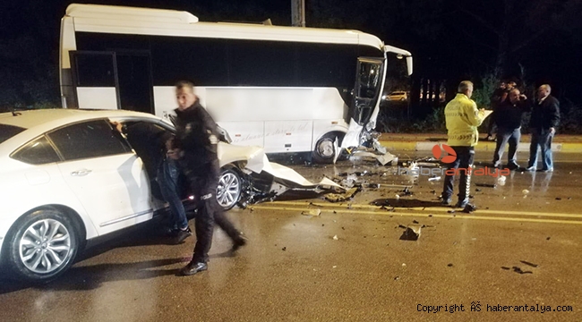 Otel personel servis aracı otomobille çarpıştı: 1 yaralı