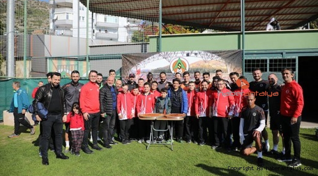 Özel sporcular Aytemiz Alanyaspor antrenmanını izledi