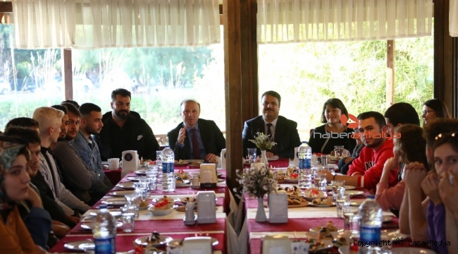 Rektör Ünal engelli öğrencilerin problemlerini dinledi