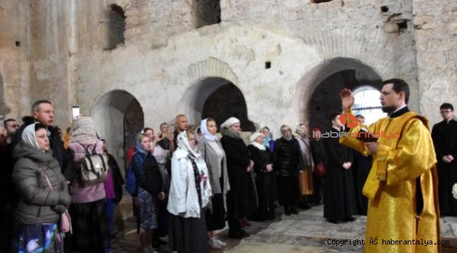 Ruslar 'Noel Baba'yı Demre'de ayinle andı