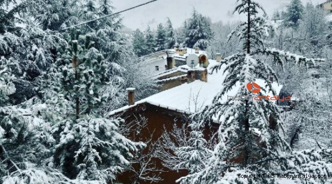 Saklıkent'te kar kalınğı 15 santimetreye ulaştı