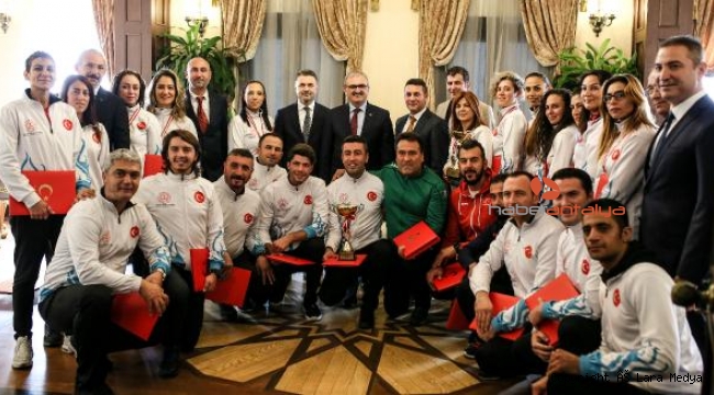 Sporcu öğretmenlere başarı belgesi