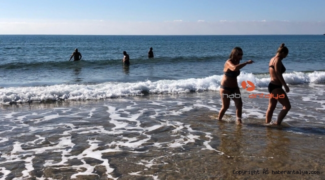 Turistler İncekum Plajının tadını çıkarttı