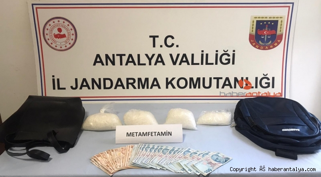 Uyuşturucu taciri aracıyla suçüstü yakalandı
