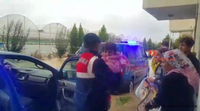 5 aile sel yüzünden mahsur kaldı