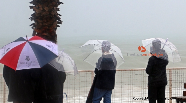 Antalya'da dev dalgalar sahili dövdü