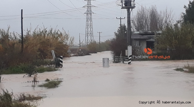 Antalya'da etkili yağış su baskınlarına neden oldu