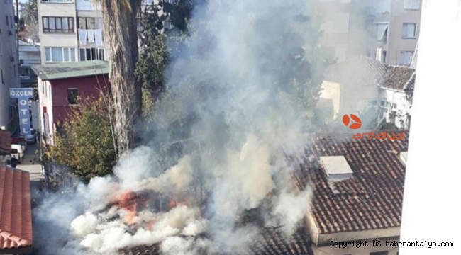Antalya'da tarihi ahşap yapıda yangın