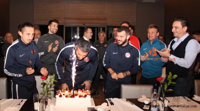 Antalyaspor&#039;da kaleci Ferhat&#039;a sürpriz doğum günü