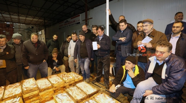 Balık mezadında ilk ihale Başkan Tütüncü'den