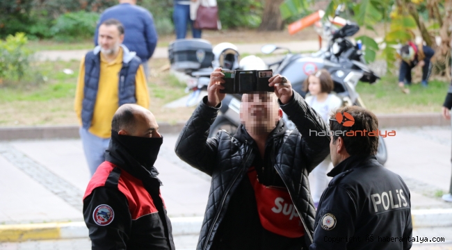 "Beni kandırıyorsunuz" deyip bıçak çektiği esnafla selfie yaptı!