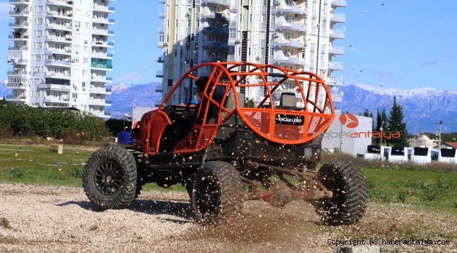 Hayalindeki aracı yaptı Off Road'ta engel tanımıyor!