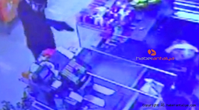 Kasiyer kıza poşeti fırlatıp, "5'e kadar sayacağım" dedi.