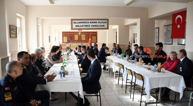 Kıbrıs Barış Harekatı Gazilerine madalya ve berat